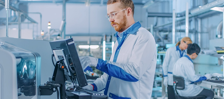 Image of a medical device manufacturing professional working on the commercialization phase of the medtech product using a digital MES.